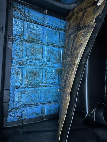 VAZ (LADA): VAZ 2106, mavi rəngli sedan Xüsusiyyətlər: - Kuzov: klassik “şeşorka” — 5