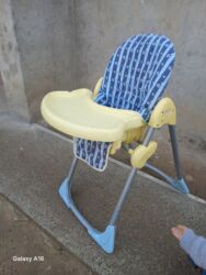 Oyuncaqlar: Uşaq yemək stulu - Rənglər: sarı-süngülü plastik hissələr, mavi