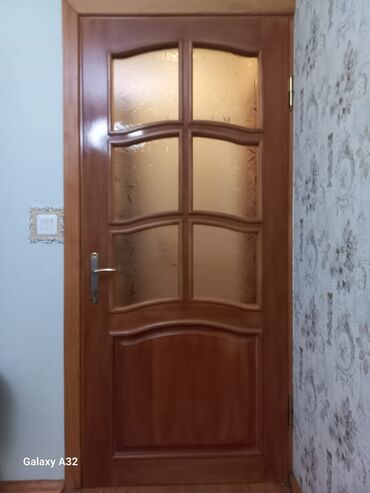 Фурнитура и комплектующие: Taxta otaq qapıları – şüşəli klassik model - Material: təbii ağac