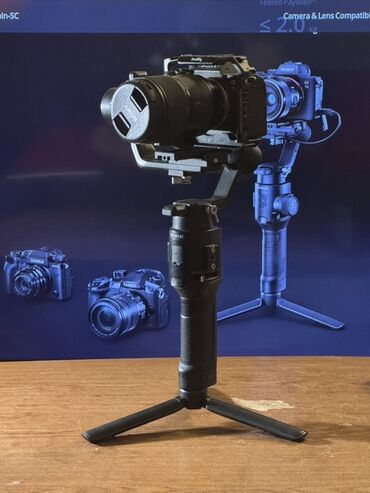 тунуке фон: Стабилизатор DJI Ronin-SC. Подходит для легких сетапов. На фото на нем