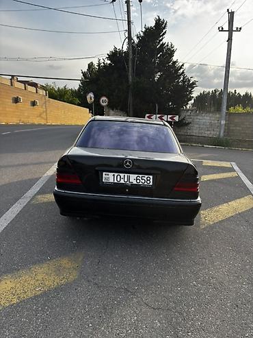 mercedes şəkilləri: Mercedes-Benz C‑Class (W202) sedan – qara rəng. Xüsusiyyətlər: - — 8