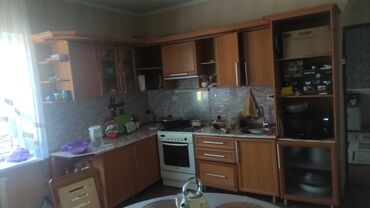 уголок кухиний: Угловой кухонный гарнитур из МДФ с фасадами под дерево. Включает