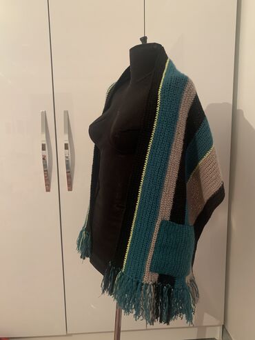 Другая женская одежда: Продаётся шерстяной вязаный палантин с карманами, стильный, очень at lalafo.kg — 8 Другая женская одежда: Продаётся шерстяной вязаный палантин с карманами, стильный, очень — 8