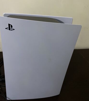 PS5 (Sony PlayStation 5): Playstation 5 + Ea Fc 24 diski. Qara və ağ rəngdə 2 jostick. Disk yeri
