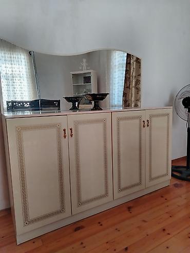 Rəf vitrinləri: Mebel və ev əşyaları paketi - Şüşəli vitrin bufet: Üst hissəsi tam — 12