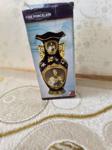 gül qabı: Bir vaza, Farfor