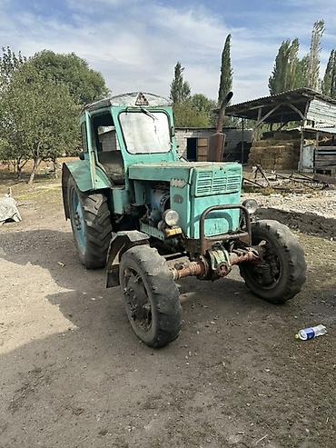 Трактор колёсный с кабиной, класс тяги ~1,4–2 (тип МТЗ/ЮМЗ). Дизель