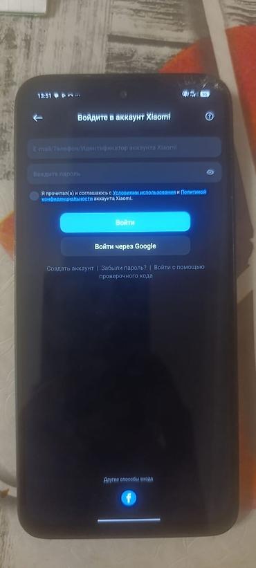 Другие мобильные телефоны: Смартфон с экраном с вырезом под фронтальную камеру по центру верхней — 12