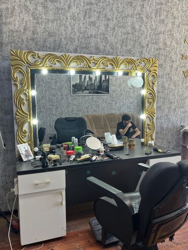 qiz ucun sport geyimleri: Isiqli Salon mebeli. 180man. Yaxsi veziyyetdedi.Tecili satilir.Unvan