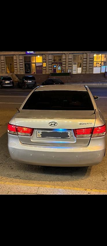 sonata 2003: Hyundai Sonata sedan modeli gümüşü rəngdədir və zərif dizayna — 3