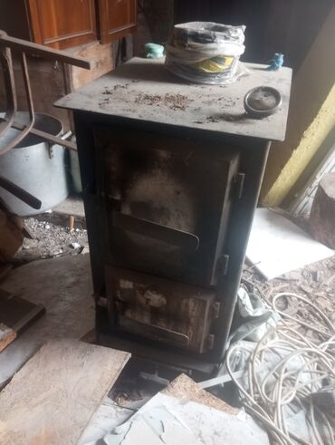 газовая горелка для похода: Небольшая стальная печь с двумя дверцами. Подходит для отопления