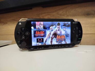 retro oyun konsolu: Psp (playstation portable). Konsol ela veziyyetdedi, hec bir problemi