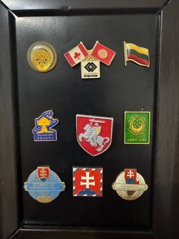 Значки, ордена и медали: Комплект значков: 1. Герб РУ; 2. Канада + Кыргызстан - Кумтор. 3. Флаг — 2