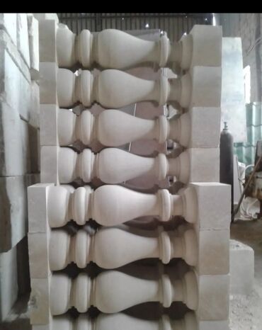 Məhəccər balyansları: Müxtəlif formalı və ölçülü mərmər balüstradalar təklif olunur. Bu — 48