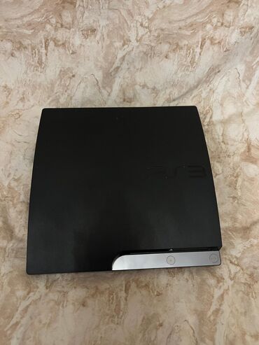 playstation plus qiymeti: Qara rəngdə olan PlayStation 3 oyun konsolu. Bu model, evdə əyləncə