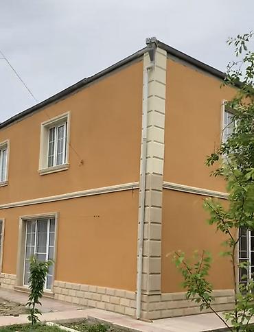 gence qapi: İki mərtəbəli müasir həyət evi - Fasad: İsti narıncı rəngli dekorativ — 1