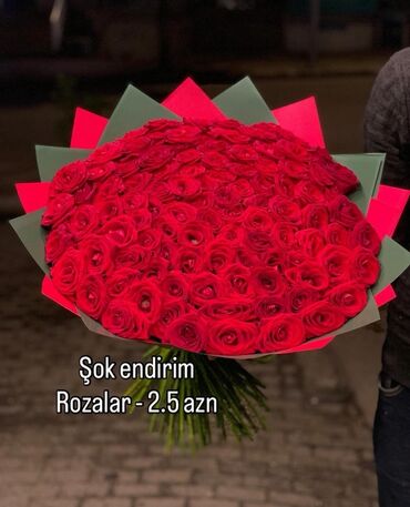 kartof gulu: Qızılgül buketi – klassik qırmızı roza ləçəkləri ilə böyük, sıx və