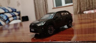 вазы для фруктов и конфет: Miqyaslı metal model avtomobil – Toyota RAV4 (4WD) replikası -