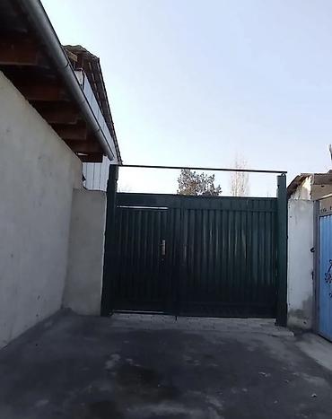 Продажа коттеджей и домов: ПРОДАЕТСЯ ДОМ . Барачного типа. Район базара возле милиции. Вода в — 12