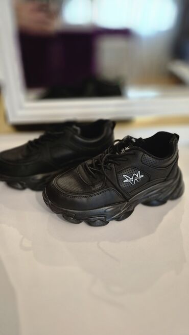 VAZ (LADA): Qara rəngli idman ayaqqabısı - Model: Aşağı boğaz, bağcıqlı sneaker -