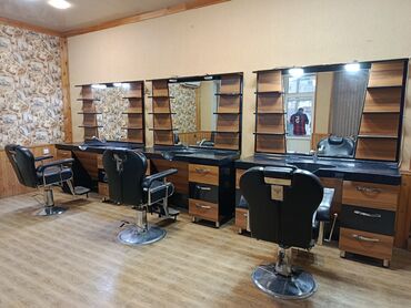 Salon, tibbi mebel dəsti: Əvala Salam 3 ədəd bərbər ustolu və oturacaqları satılır. Pulu ehtiyac