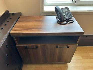 Ofis dəst mebeli: Ofis mebel dəsti Tərkibi: - Direktor masası: geniş iş səthi, kabel — 5