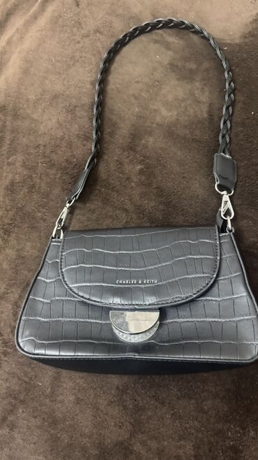 Eynəklər: Çiyin çantası, Charles & Keith