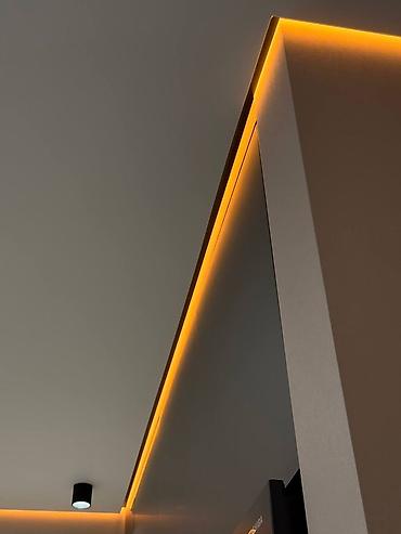 Трековые светильники и споты: Все элементы работают вместе: свет, линии потолка и ниши. За счёт — 4