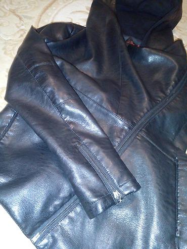 leather jacket: Куртка из эко‑кожи с капюшоном, черная, стиль байкер/кэжуал — 3