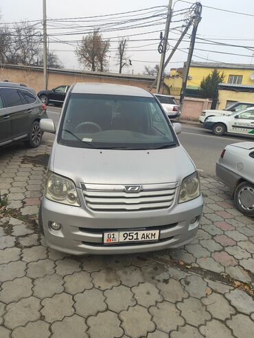 Toyota: Toyota Noah: 2002 г., 2 л, Автомат, Бензин, Минивэн — 10