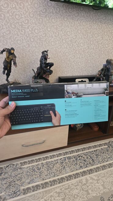 logitech g pro: Logitech k400 plus