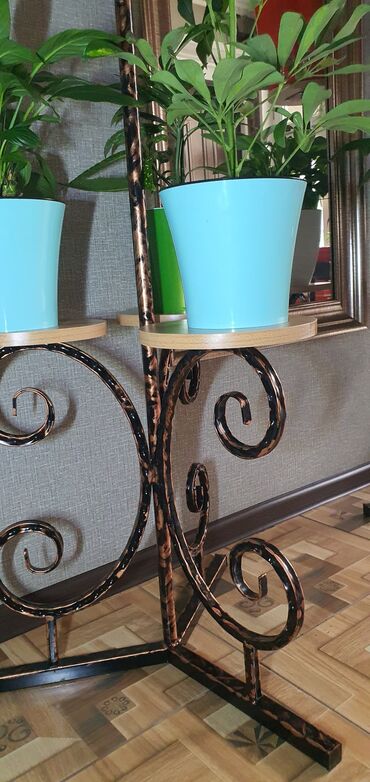 Декоративные цветы: Гүл койгучтар сатылат.биринчи ярус 52см,экинчи ярус 1м05см. баасы — 6