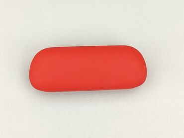 Czerwone etui na okulary. Solidne i praktyczne, idealne do
