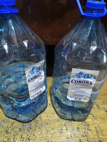 пластиковые бутылка: Продаю пластиковые бутылки 10 литровые. Одна штука 20 сом