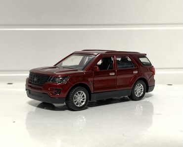 кыргыз гойнок: Масштабная модель кроссовера Ford (металл/пластик), бордовый цвет. [