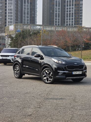 Другие детали кузова: Кроссовер (черный) — 5‑дверный, просторный багажник и салон. Основные — 15