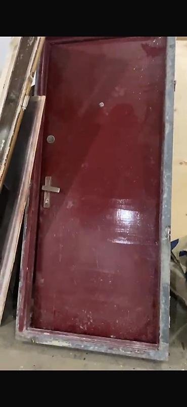 qap qara şəkil: Metall giriş qapısı - Material: polad karkas və metal vərəq - Rəng — 1