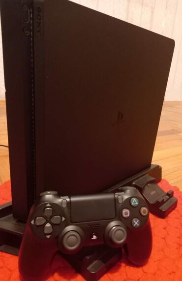 PS4 (Sony Playstation 4): Tecili elim yandida satlir bir pult soyutma sistemi pay 4 disk pay