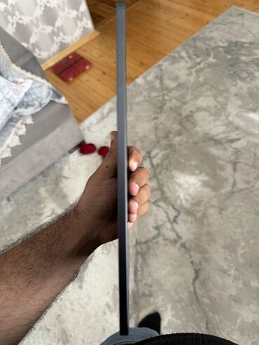 planşetlər: Xiaomi Pad (mişli metal gövdə, qrafit rəng). Yüksək keyfiyyətli böyük
