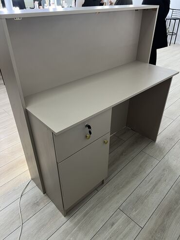 Стойки ресепшн: Столы ресепшен Администраторский стол Кассовый стол Занимаемся — 16