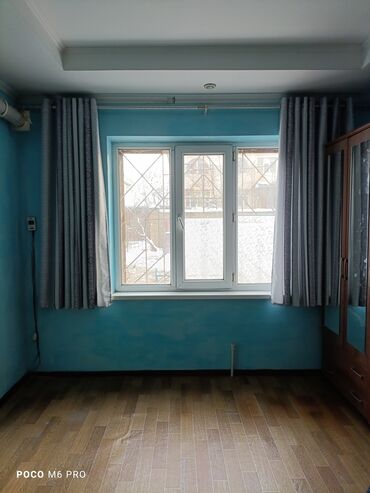 сдаю дом на длительный срок: Сдаётся компактная студия цокольный этаж. Планировка и оснащение: -