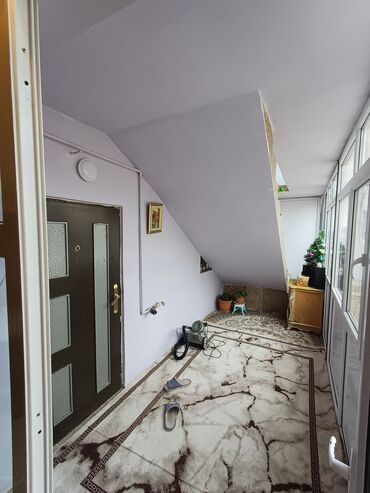 Həyət evləri və villaların satışı: Satılır: həyət evi - 2 mərtəbəli, bütöv hasarlı həyət evi - Küçə — 11