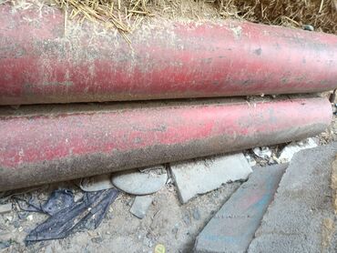 Скутеры: Мопед красного цвета с черными и серыми акцентами. Оснащен передней — 16