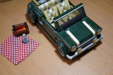 мини мото: Модель автомобиля Mini Cooper, собранная из конструктора, выполнена в