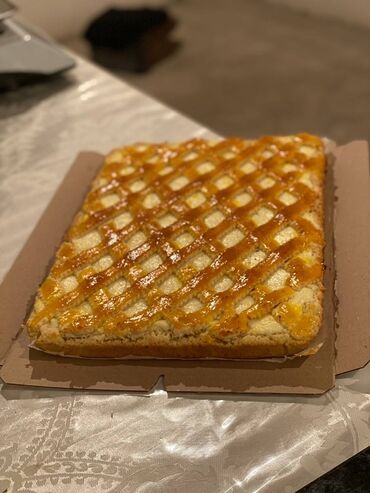 Выпечка, хлебобулочные изделия: Домашняя выпечка в больших прямоугольных формах. Ассортимент: - — 8