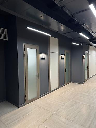 почасовой офис: Сдаю The entire office: 57 м², В бизнес центре, С ремонтом, High ceilings — 5