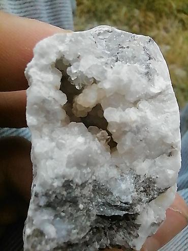 ağ işıq: Ağ kvars geodu – təbii kolleksiya nümunəsi - Material: Ağ kvars — 2