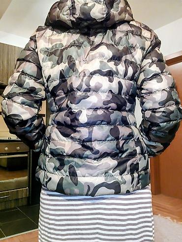 stone island trenerka: Ženska kratka puffer jakna sa kamuflažnim printom. - Kroj: sportski — 2