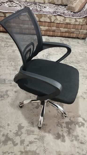 компьютерное кресло бишкек: Продам компьютерное кресло в отличном состоянии за исключением одного