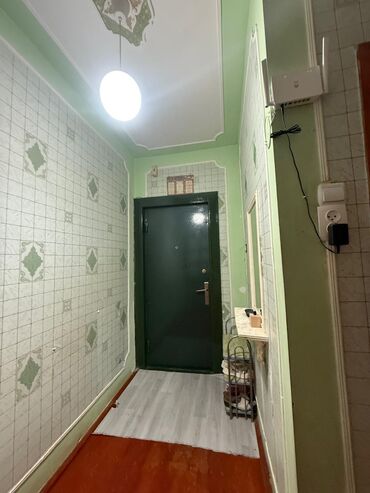 Köhnə tikili: Satılır: 1 otaqlı mənzil (şəkillərdə göründüyü kimi) Xüsusiyyətlər: - — 2